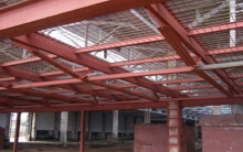 Metal trussing structure of the ceiling included in joint work with reinforced concrete slab